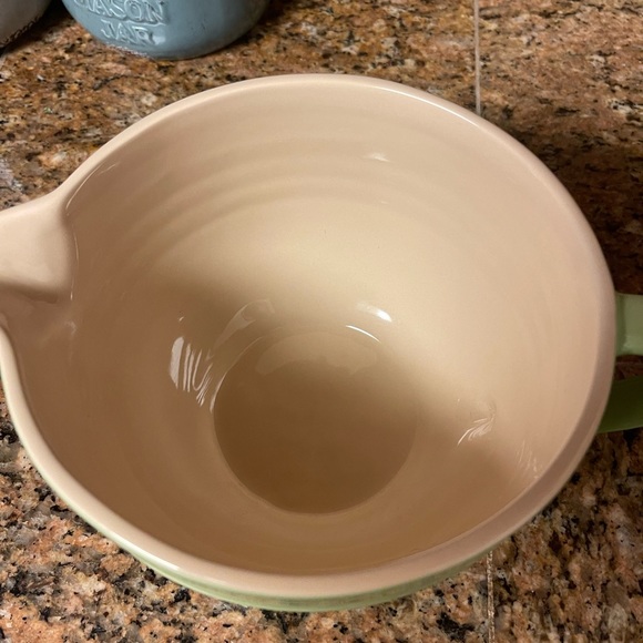 Le Creuset batter bowl 2 quart stoneware - Picture 4 of 4
